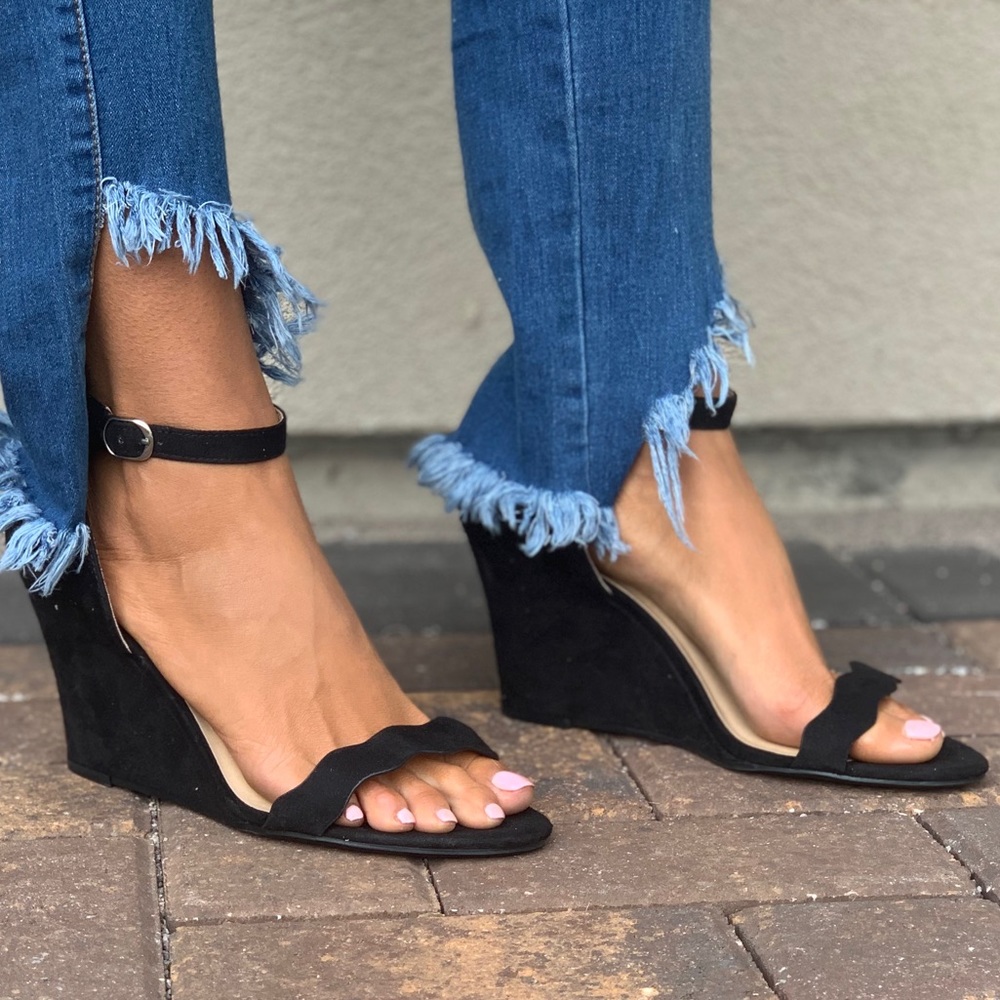 NIB Black Wavy Toe Strap Demi Wedge Sandal